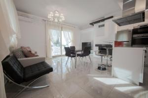 A kitchen or kitchenette at Oniro Luxury Villas