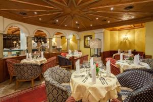 Reštaurácia alebo iné gastronomické zariadenie v ubytovaní Hotel Gasthof Brücke