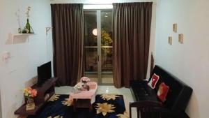 a living room with a couch and a table at Palas Horizon Cameron Highland in Brinchang