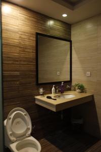 Koupelna v ubytování Luxury 1BHK Apartment In Bahria Town