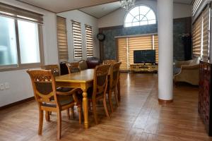 ein Esszimmer mit Tisch und Stühlen in der Unterkunft tebaz in Jeju-do + 18 Fotos