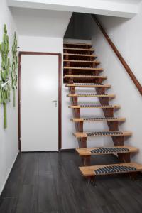 uma escada num quarto com uma porta branca em Apartment Top van Epen em Epen