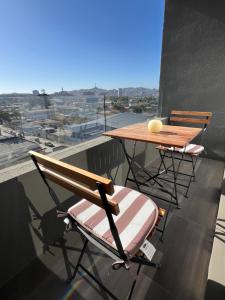 a table and chairs on a balcony with a view at Moderno y cómodo departamento in Coquimbo