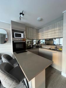 a kitchen with a table and a counter top at Moderno y cómodo departamento in Coquimbo