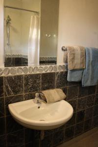 uma casa de banho com um lavatório e um espelho em Maison A La Mer em Retranchement