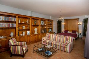 een woonkamer met 2 stoelen en een bank bij Le Relais Des Trois Mas in Collioure
