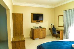 Windhoek Gardens Boutique Hotel tesisinde bir televizyon ve/veya eğlence merkezi
