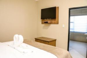 Windhoek Gardens Boutique Hotel tesisinde bir televizyon ve/veya eğlence merkezi