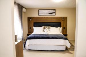 Windhoek Gardens Boutique Hotel tesisinde bir odada yatak veya yataklar