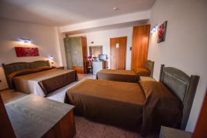 ein Hotelzimmer mit zwei Betten und einer Küche in der Unterkunft Hotel La Villa in Corigliano Calabro + 61 Fotos