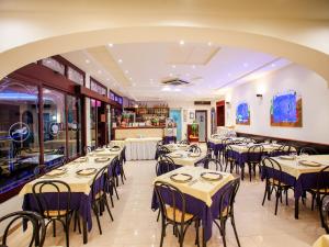 Reštaurácia alebo iné gastronomické zariadenie v ubytovaní Hotel Sileoni