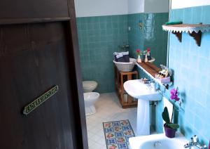 uma casa de banho com um lavatório e um WC em Maison Diamanti em Castel di Lama
