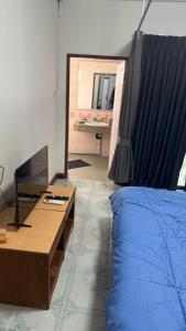 Un televizor și/sau centru de divertisment la Chalong Paradise Guesthouse