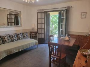 een woonkamer met een bank en een tafel bij I Mucchi in Galeria