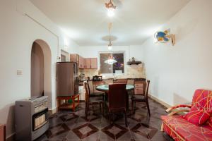 Una cocina o kitchenette en White House Inn Apartment Pvt Ltd