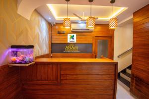 a bar in a room with a fish tank at Treebo Anam International in Mumbai