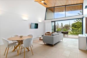 Uma área de estar em Beach St Accommodation