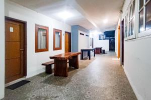 TV a/nebo společenská místnost v ubytování RedDoorz at RRR Guesthouse Mataram