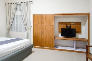 Postel nebo postele na pokoji v ubytování RedDoorz at RRR Guesthouse Mataram
