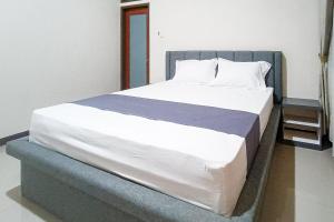 Postel nebo postele na pokoji v ubytování RedDoorz at RRR Guesthouse Mataram