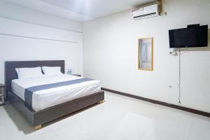 Postel nebo postele na pokoji v ubytování RedDoorz at RRR Guesthouse Mataram