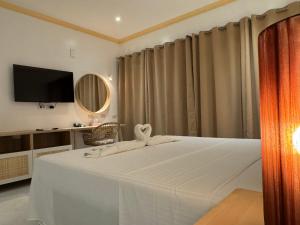 TV a/nebo společenská místnost v ubytování Alona Vida Beach Resort + 37 fotografií