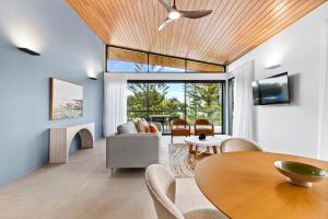 Uma TV ou centro de entretenimento em Beach St Accommodation