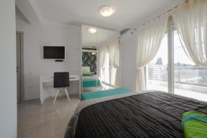 A bed or beds in a room at Oniro Luxury Villas