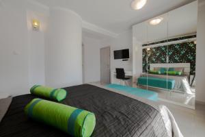 A television and/or entertainment centre at Oniro Luxury Villas