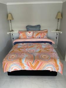 Кровать или кровати в номере Churchill's B&B twin spa getaway Studio