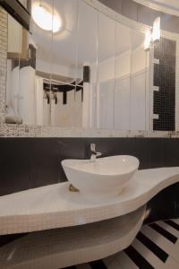 A bathroom at Oniro Luxury Villas