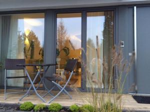 a patio with a table and chairs in front of a building at Ferienapartment am Möhnesee in Möhnesee