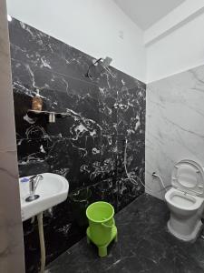 Ένα μπάνιο στο Hotel Siddhi Palace, Ayodhya Near Ram Mandir
