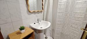 um banheiro branco com pia e chuveiro em Ático estudio centro Vigo, luminoso em Vigo