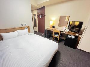 Postel nebo postele na pokoji v ubytování Route Inn Grantia Hidatakayama Wakura no yado