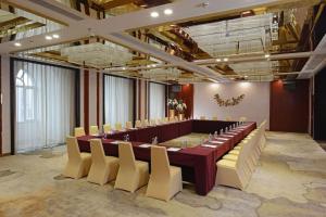 a large conference room with a long table and chairs at Menshine Gloria Plaza Hotel in Shantou +68 photos