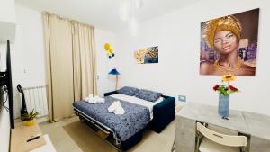 una camera con un letto e un ritratto di una donna di Ninfea Home a Roma