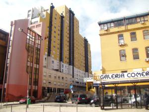 un grupo de edificios en una calle de la ciudad con coches en Lux Apartment, en Lisboa