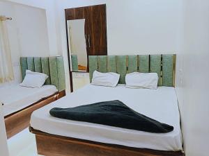 Postel nebo postele na pokoji v ubytování Hotel Aagman Palace - Near Mahakal Temple