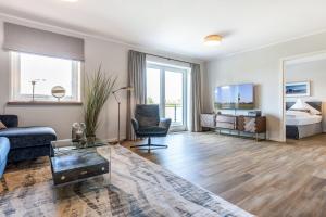 un salon avec un lit et un canapé dans l'établissement Deichlodge-4, à Büsumer Deichhausen