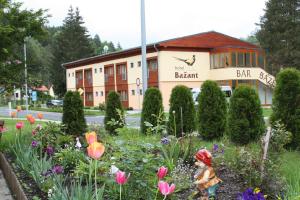 Ogród w obiekcie Hotel Bazant