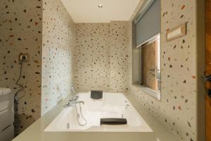 Imagem da galeria de ELIVAAS Kamerios Maris 1BHK Apartment with Jacuzzi em Goa