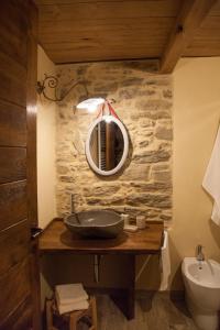baño con lavabo y espejo en la pared en Il Nettare Agriturismo en Riomaggiore