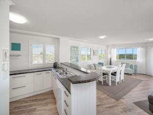 Dapur atau dapur kecil di Breathtaking Views Over Currimundi Lake!