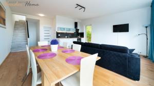a dining room and kitchen with a table and a couch at Wonder Home- blisko szlaków, z trasami i pięknym widokiem in Karpacz