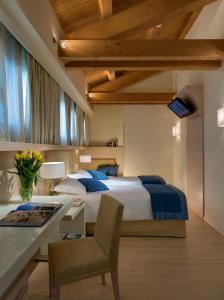 una camera con letto e scrivania con sedia di Annia Park Hotel Venice Airport a Tessera