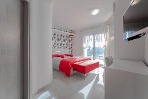 A bed or beds in a room at Oniro Luxury Villas