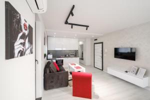 TV a/nebo společenská místnost v ubytování Heart of Plovdiv Studio Apartment Free Parking