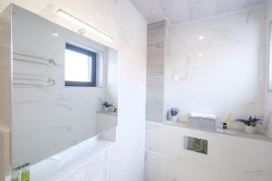 Koupelna v ubytování Heart of Plovdiv Studio Apartment Free Parking + 23 fotografií