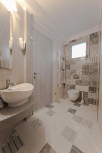A bathroom at Oniro Luxury Villas